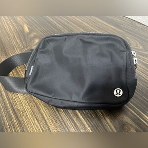 Lululemon everywhere belt bag 2L